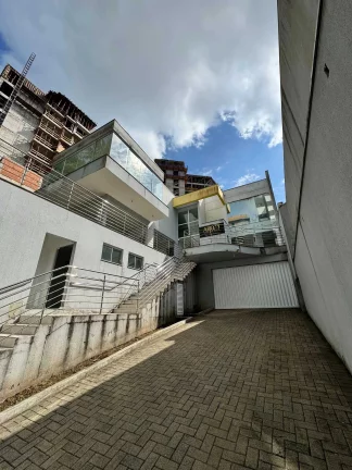 Imagem Casa com 4 dormitórios sendo 2 suítes e ampla garagem a no bairro Jardim Blumenau - Blumenau/SC