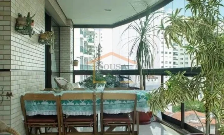 Imagem Apartamento à venda, 220 m², dispõe de 4 dormitórios, sendo com 4 suítes, 5 banheiros. Conta co...