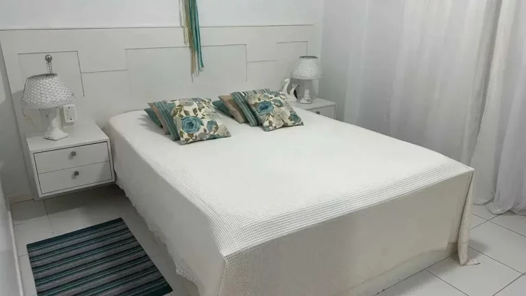 Imagem Apartamento mobiliado com 2 dormitórios sendo 1 suíte com sacada e 1 vaga de garagem