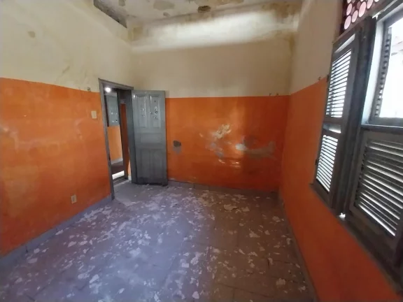 Uma casa duplex medindo 760,5m², localizada na Av. Francisco Sá.