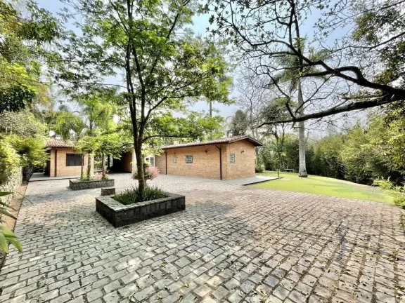 Imagem Condomínio de alto padrão, arborizado e com alamedas largas.