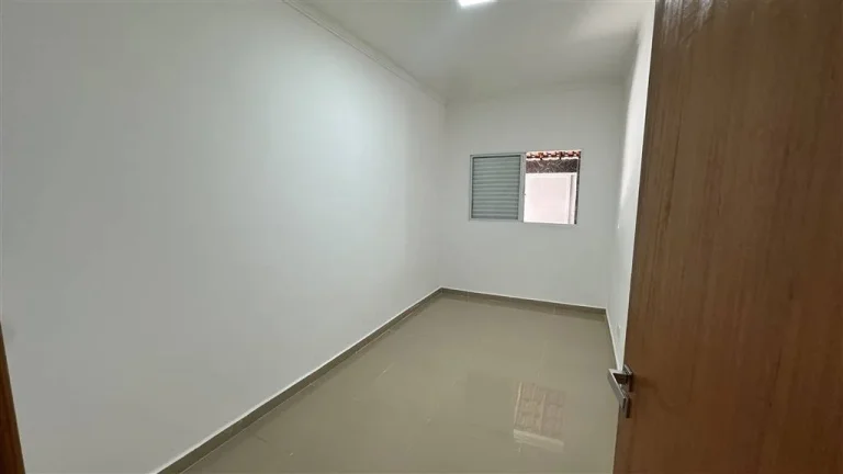 Imagem Espaçosa Casa Geminada à Venda no Mirim, Praia Grande - 2 Quartos