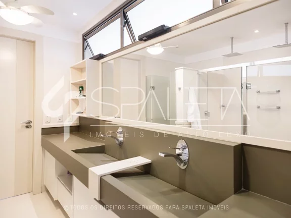 Imagem Mansão pé na areia totalmente mobiliada à venda no condomínio Costa Verde em Caraguatatuba