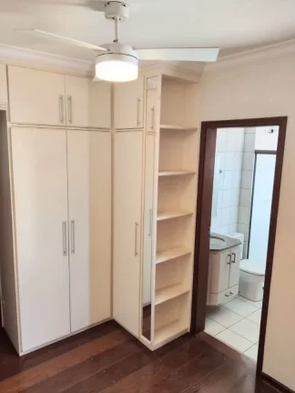 Apartamento reformado no Centro da cidade,com sala para 2 ambientes com sacada, 3 quartos com armár...
