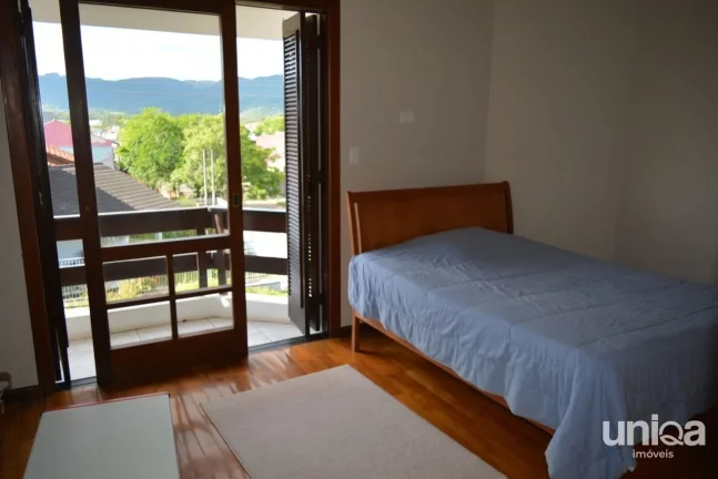 Imagem Casa em Camobi com 05 dormitórios, suíte master, lareira, piscina