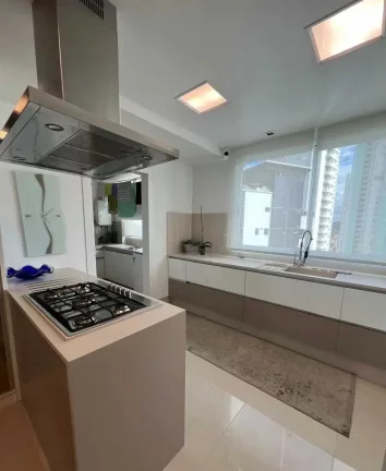 Imagem Apartamento mobiliado com 3 suítes e 3 vagas de garagem na Avenida Atlântica em Balneário Camboriú