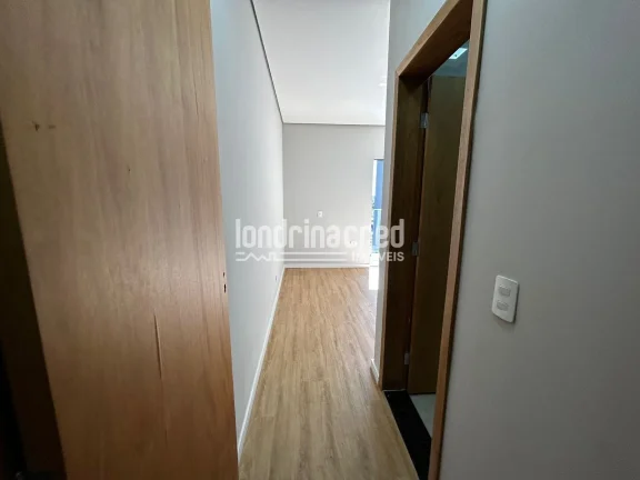 Imagem Sobrado à venda na Zona Oeste de Londrina: 3 suítes, banheiro social, área gourmet, 2 vagas de garagem, 100m² construídos em terreno de 130m²