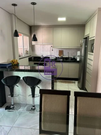 Linda casa em condomínio fechado no Banderiantes com 120m²