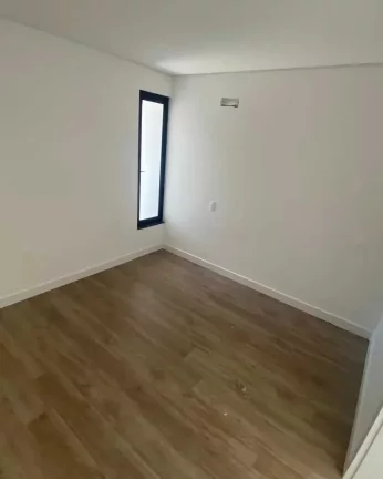 Imagem Geminado com 3 suítes e 2 vagas de garagem no bairro Itacolomi em Balneário Piçarras/SC