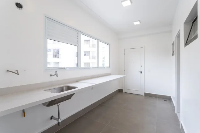 Imagem Apartamento 306M² Reformado, 4Q, 3 Suítes, 2 Salas, 3 Banheiros, 4 Vagas, Lavabo, Varanda, Piscina, Academia, Churrasqueira, Salão de Festas e Jogos.