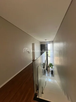 Imagem Com 241,98 m² de área construída, este sobrado foi cuidadosamente projetado para oferecer o equil...