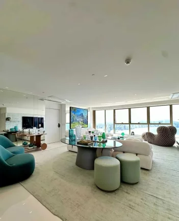 Imagem Apartamento quadra mar com 5 dormitórios sendo 4 suítes e 3 vagas de garagem em Balneário Camboriú