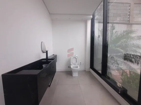 Imagem Excelente Barracão medindo 786m² sendo 490m² térreo e 288,65m² no 2° pavimento.Térreo contém 6 salas, 1 cozinha, 1 refeitório, 3 bwc.2° pavimento contém 6 salas, 1 cozinha, 3 bwc.Barracão todo mobiliado com 7 metros de pé direito. 
