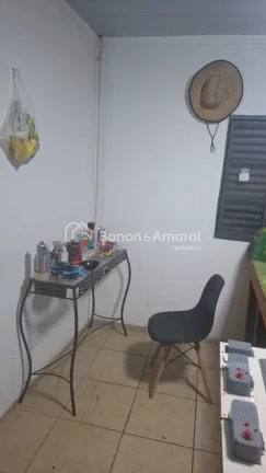 Imagem Com 266m² de área construída, este imóvel conta com uma série de características que vão te e...