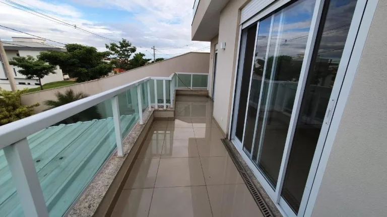 Imagem Sobrado em condomínio fechado com 404m² de terreno e 480m² de área útil contendo. No primeiro p...