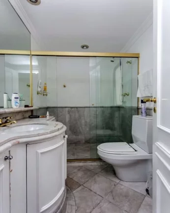 Imagem Lindo apartamento, amplo living para 3 ambientes com piso de tábuas de ipê, terraço, jardim de in...