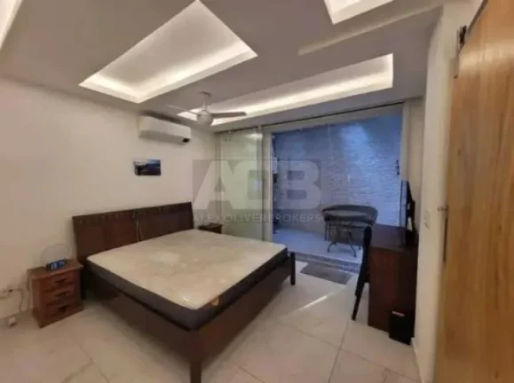 Imagem Apartamento à venda em Copacabana, 48m2, Quarto e Sala, 50 metros da Praia.