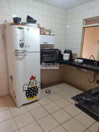 Imagem Casa à venda no bairro Beija-Flor II, em Uberaba: 2 dormitórios, 4 garagens!