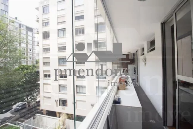 Imagem Apartamento um por andar, 265m² útil, living para 03 ambientes, piso de tábuas largas corridas de...
