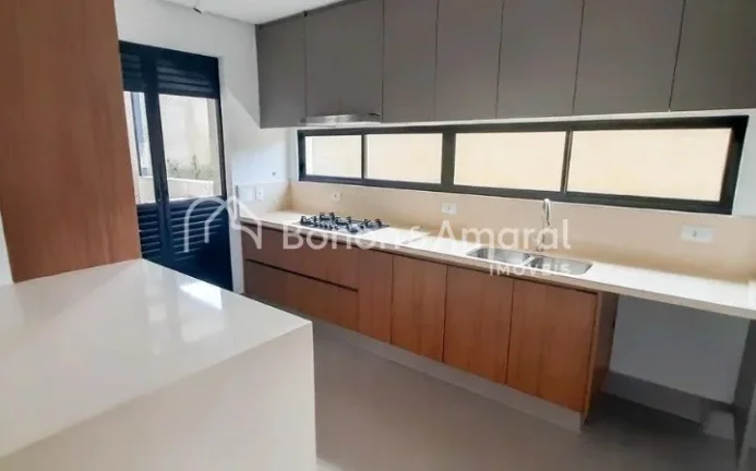 Imagem Aconchegante casa para venda em Sousas, com 200 m² de área construída. A residência possui livin...
