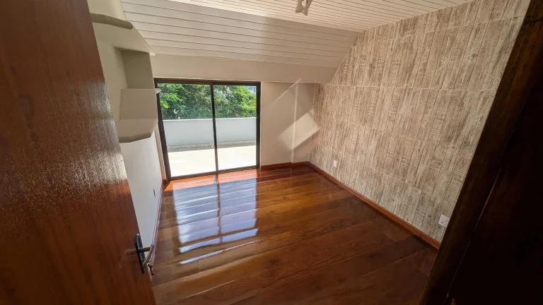 Imagem Casa com 5 dormitórios sendo 3 suítes e 4 vagas de garagem em Florianópolis/SC