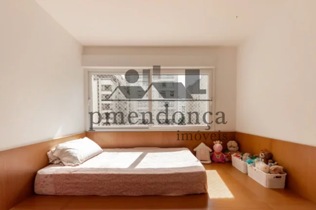 Imagem Apartamento reformado e mobiliado, com 198m² próximo ao Parque do Ibirapuera!