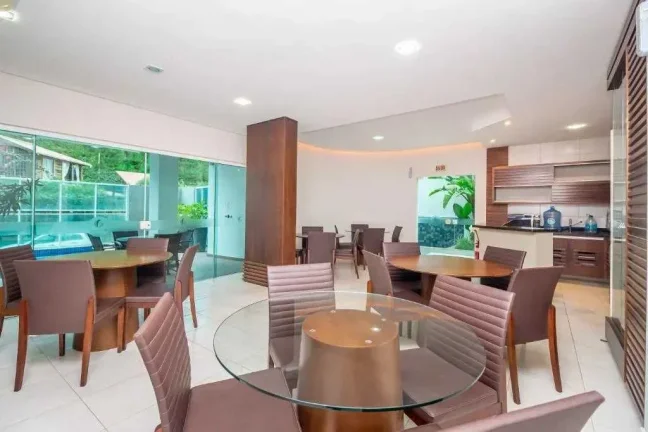 Imagem Apartamento mobiliado na Praia Brava com 1 suíte, 2 demi-suítes e 2 vagas de garagem em Itajaí/SC