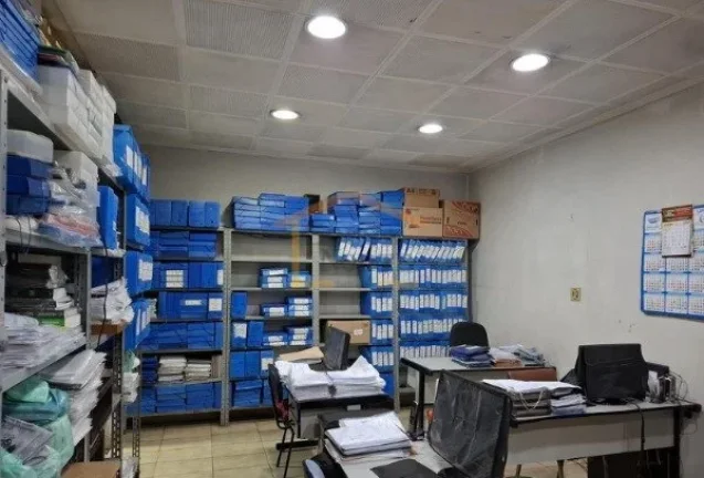 Imagem Salão com 105 m², sendo 60 m² de vão livre, conta com 2 banheiros, copa e 2 vagas de garagem. 

...