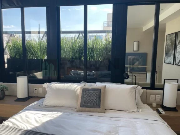 Imagem Venha se encantar com esta incrível cobertura/loft moderna, localizada em um dos bairros mais nobres de São Paulo, no Jardins! Com um design sofisti