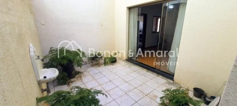 Imagem Excelente casa com 3 dormitórios, sendo 1 suíte com varanda, banheiro social, e um living amplo qu...