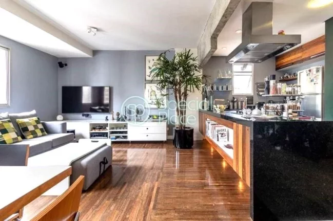 Imagem Cobertura reformadíssima com 155m² em Perdizes. Primeiro piso - sala para dois ambientes com sacad...