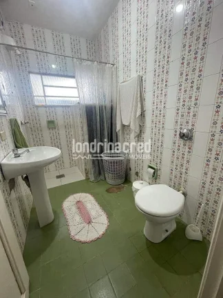 Imagem Casa na região central de Londrina, ideal para moradia, comércio ou investimento, com 390m² de terreno, 280m² construídos, 3 quartos, suíte e 2 vagas.