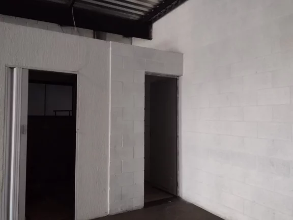 Imagem barracão industrial no bairro verde com 355,00 m² de construção, recuo pra 3 veículos. piso de ...