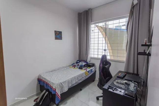 Imagem Com aproximadamente 180 m² de área construída, o imóvel conta com 4 quartos, sendo 1 suíte, ofe...
