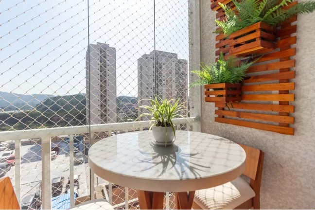 Imagem Apartamento reformado 2 Dormitórios, sendo 1 suite, sacada e vaga.
