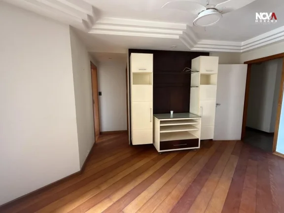 Imagem Apresentamos este amplo e sofisticado apartamento localizado na Praia da Costa, um dos endereços ma...