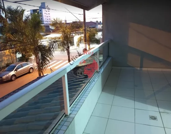 Imagem Sobrado 4 dormitórios espaçosos sendo 2 suítes e uma delas com sacada e closet, 2 vagas , bairro Boqueirão, Praia Grande