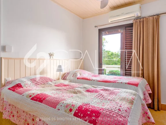 Imagem Aprecie o luxo e a tranquilidade no condomínio Iporanga, Guarujá: Casa exclusiva com ambientes espaçosos e vista deslumbrante
