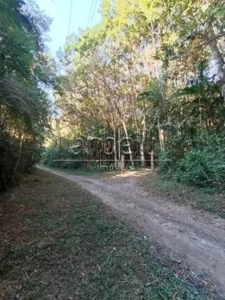 Imagem Sitio com duas casas, a primeira casa de tijolinho tem janelas de alumínio, churrasqueira, varanda ...