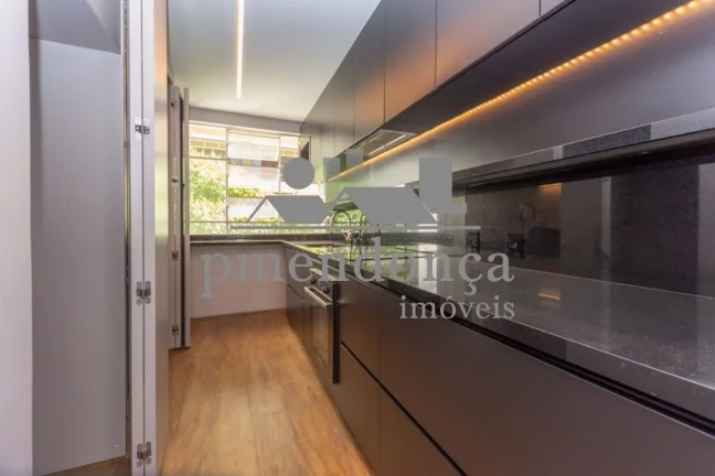 Imagem Apartamento reformado na Rua Sabará com 107m², 2 suítes e 1 vaga.