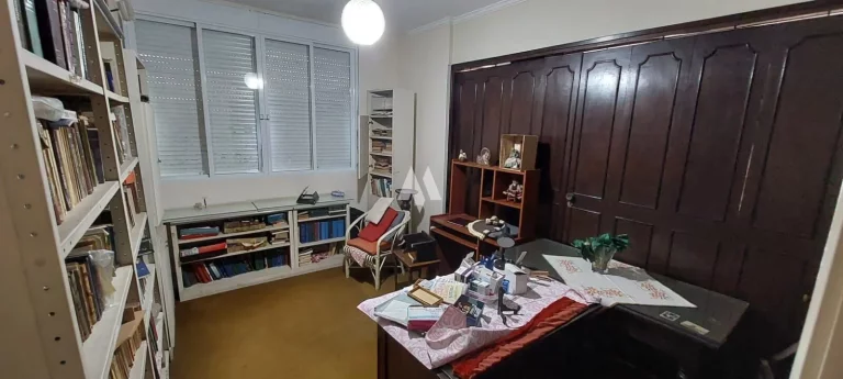 Imagem Apartamento com 228m², quadra da praia do Gonzaga, 3 dormitórios, dependência completa, 1 vaga!