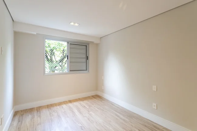 Imagem OPORTUNIDADE IMPERDÍVEL ! Apartamento 162M² Reformado, 3Q, 3 Suítes, 3 Banheiros, 3 Vagas, Piscina, Jardim.