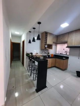 Imagem Casa de 3 quartos com suíte e móveis planejados nos banheiros e cozinha o Jardim Espanha