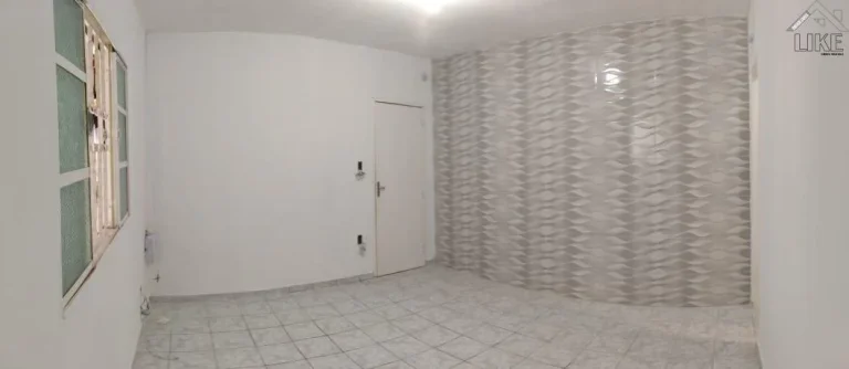 Imagem casa a venda com dois pontos comerciais no fundo