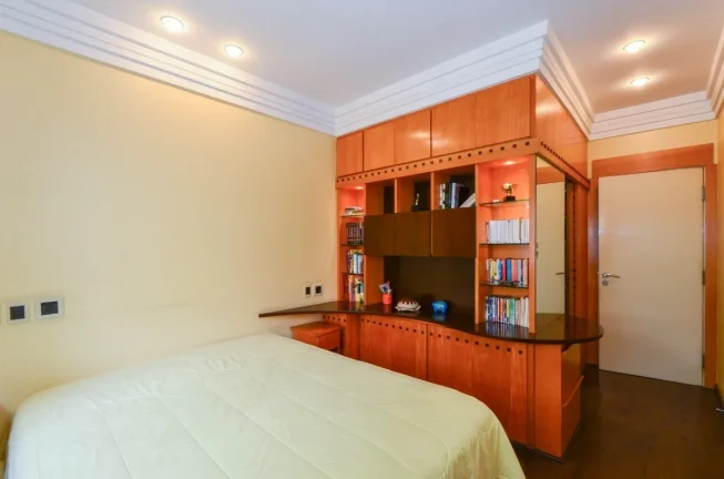 Imagem Apartamento Vila Mariana - 270M², 4 Dorms, 2 Suítes, 4 Vagas Demarcadas, Piscina, Churrasqueira, Academia, Salão de Festas e Jogos, Zelador.