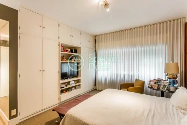 Imagem Excelente apartamento com 208m² no Jardim América. Amplo e ensolarado living com varanda, 03 dormi...