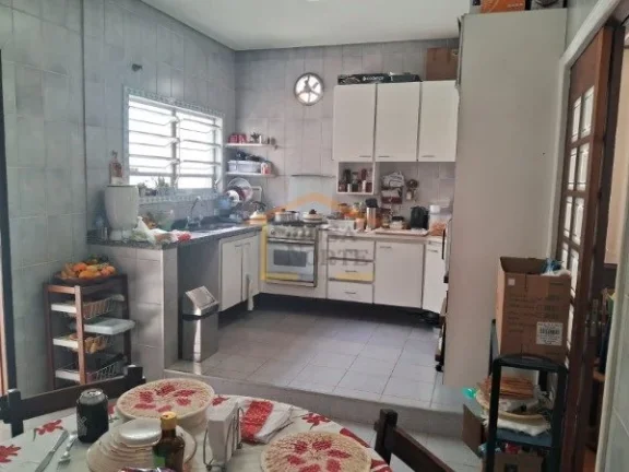 Imagem TERRENO COM 2 CASAS À VENDA.
Casa 1: 3 dormitórios, sendo 1 suíte com hidromassagem, 3 salas, coz...