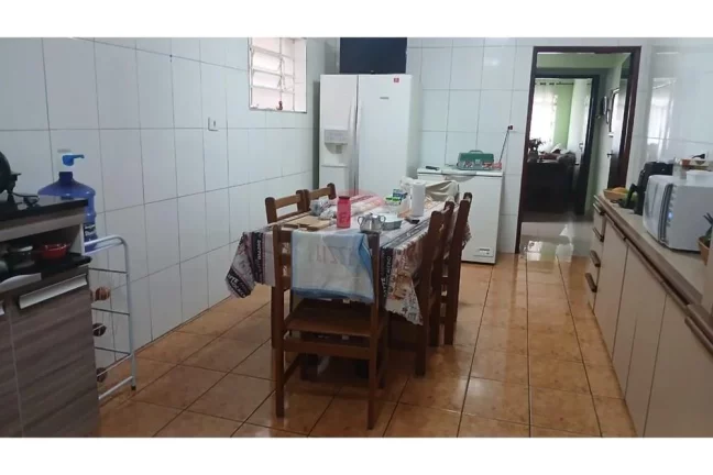 Imagem Casa com 4 dormitórios, 2 suítes, 5 banheiros, 3 vagas de garagem.