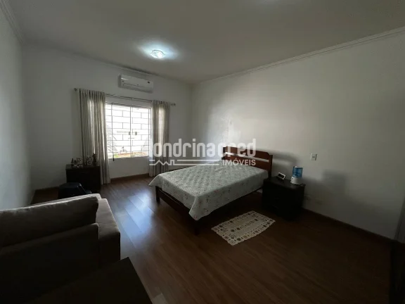 Imagem Imóvel com 500m² de terreno e 189m² construídos, 3 quartos (2 suítes), sala 2 ambientes, edícula 62m², garagem 4 carros, quintal e jardim