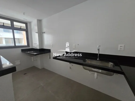 Imagem 2 quartos com suíte em prédio novo e acabamento moderno. Localização excelente, próximo à praia e comércio.